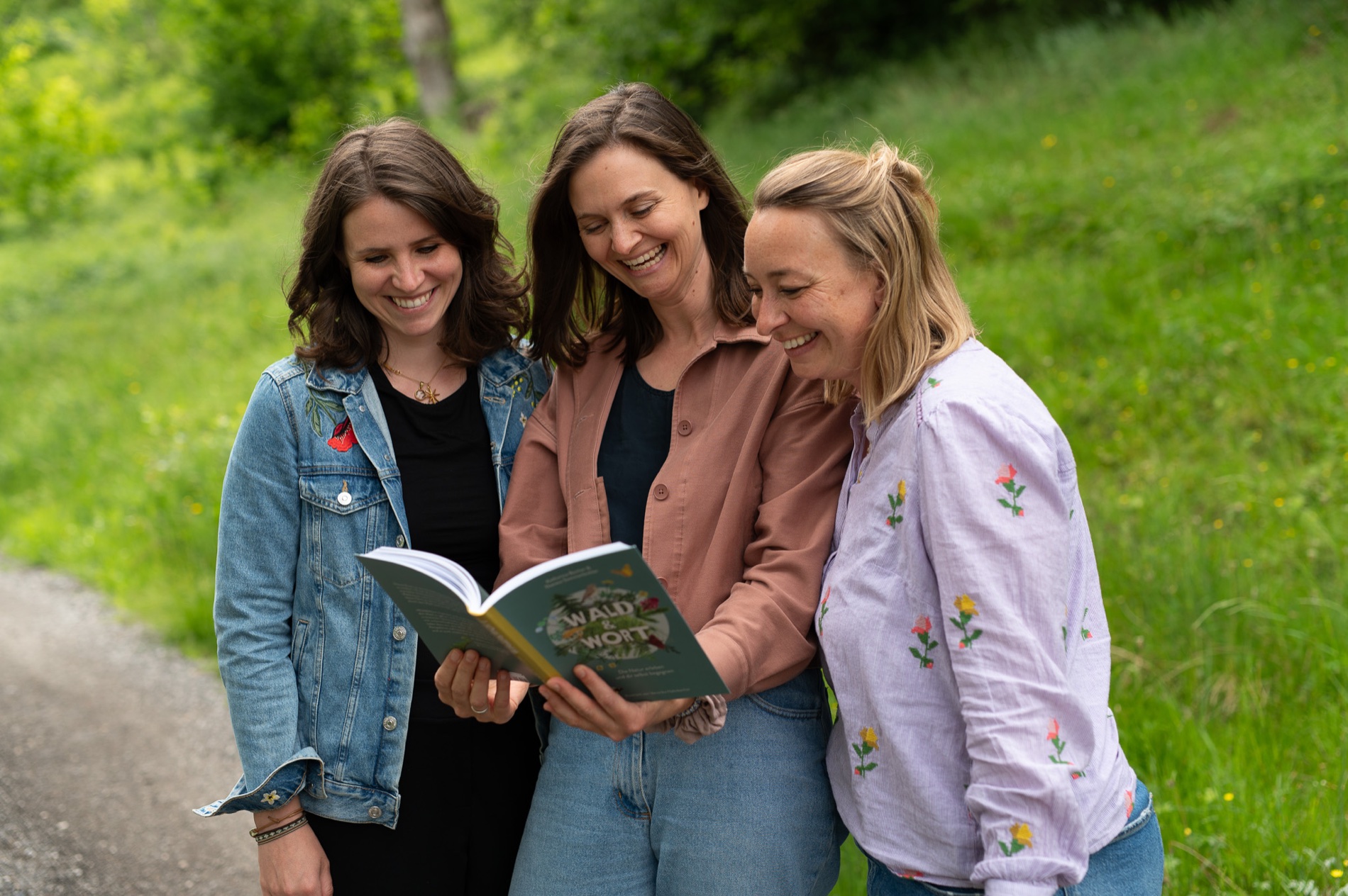 Katharina Bacher, Theresa Sommerbichler und Illustratorin Veronika Halmbacher mit WALD & WORT